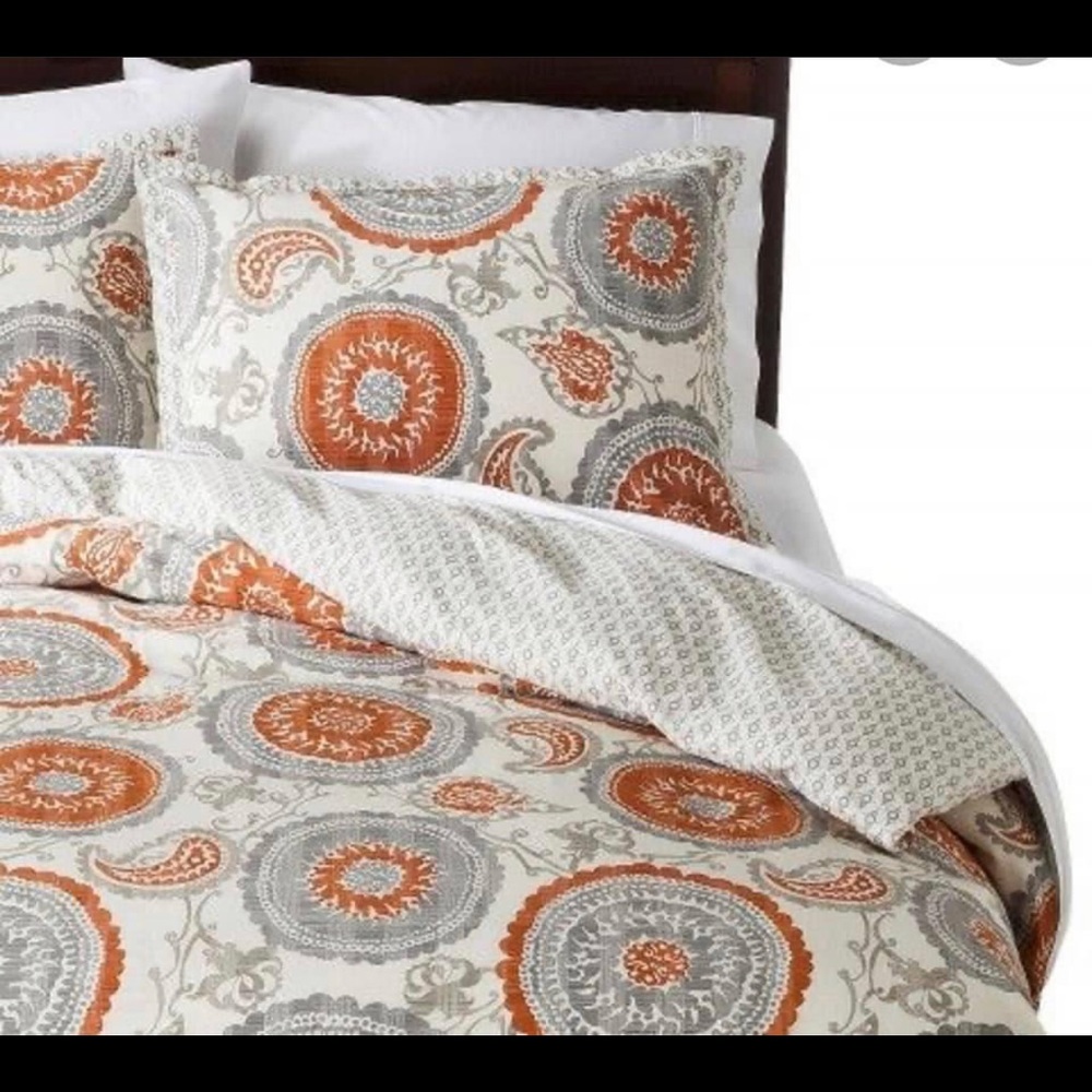 GUC- Queen duvet (Threshold) with two pillow shams.￼